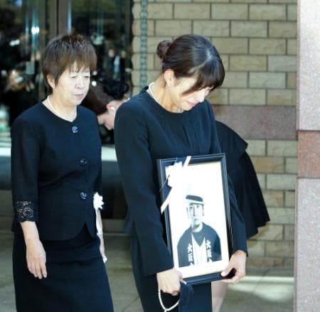 當時老公過世,上元多香子捧著遺照悲慟現身。