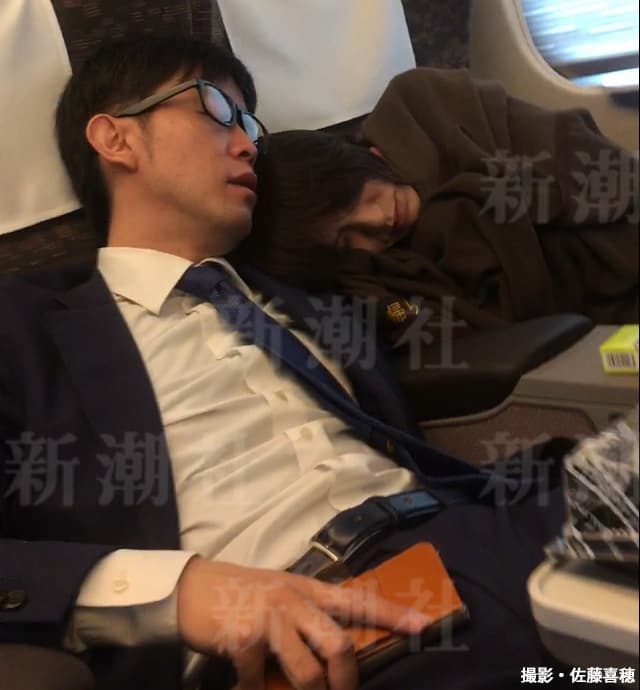 SPEED連番出事,之前轉當議員的今井繪理子搞上已婚議員,在新幹線爆睡,狀似親暱,日本媒體稱此案為「爆 睡不倫」。