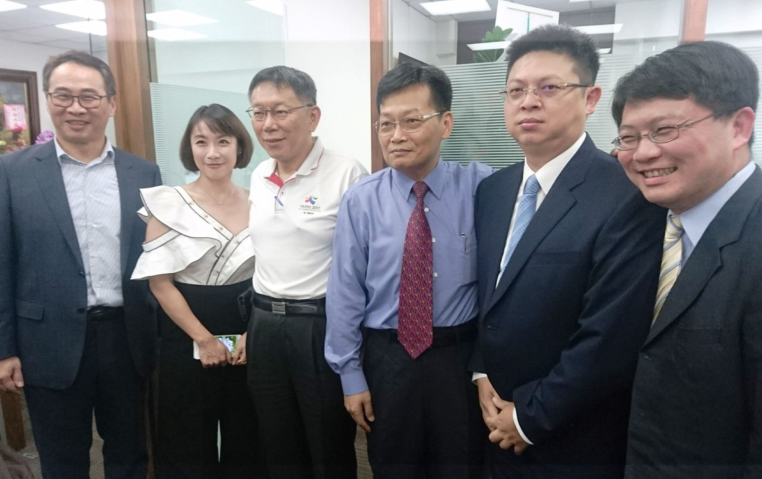 柯文哲以私人行程現身，力挺好友楊榮宗轉戰律師的開幕酒會，並與該所律師合影。