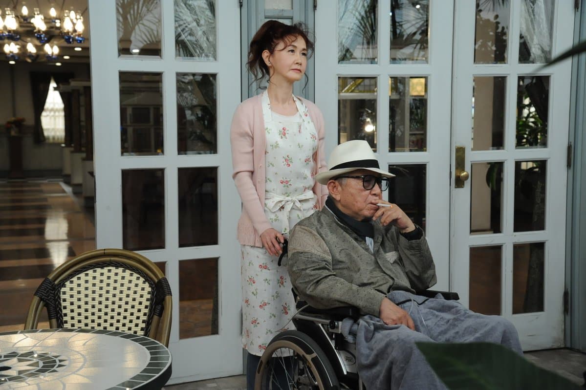 82歲的編劇倉本聰(右),與演唱主題曲《慕情》的中島美雪(左),在《安寧之鄉》客串演出夫妻擋,讓戲迷又驚又喜。