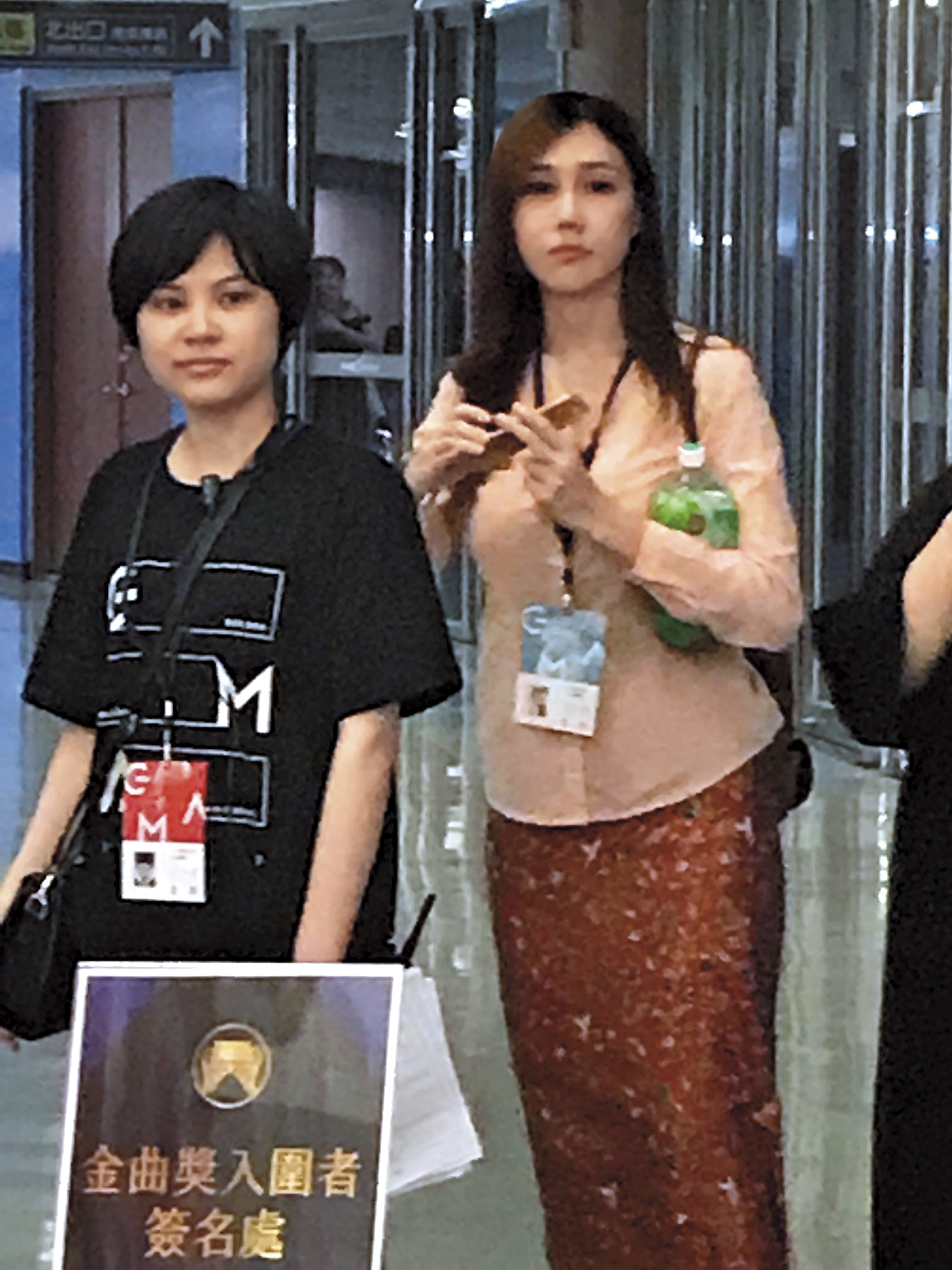 黃明志的化妝師女友Sarah(右),神似海倫清桃。(讀者提供)