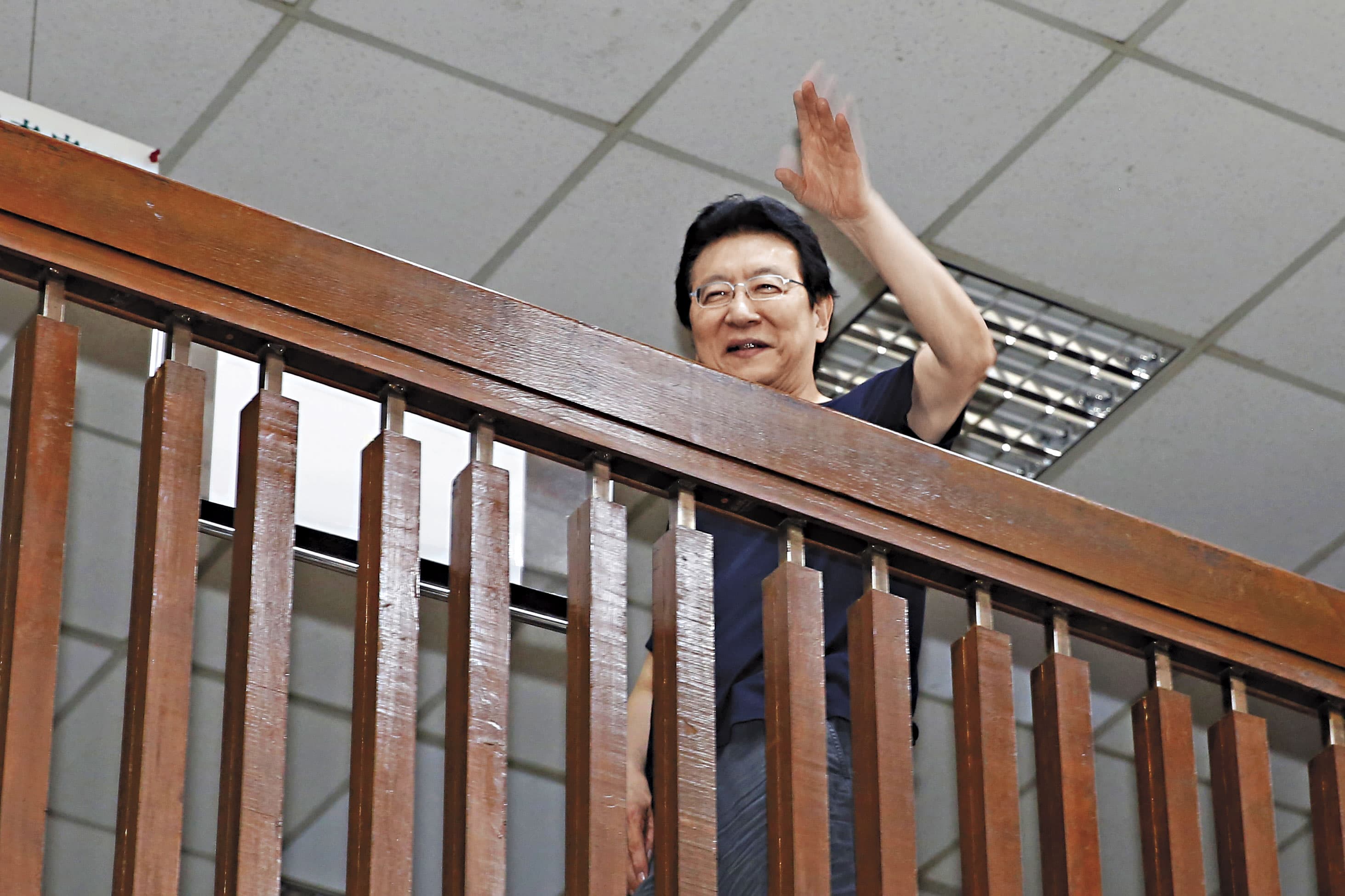 北檢追查國民黨涉賤賣中廣公司,日前以證人身分約談中廣董事長趙少康,趙還一派輕鬆與媒體揮手致意。