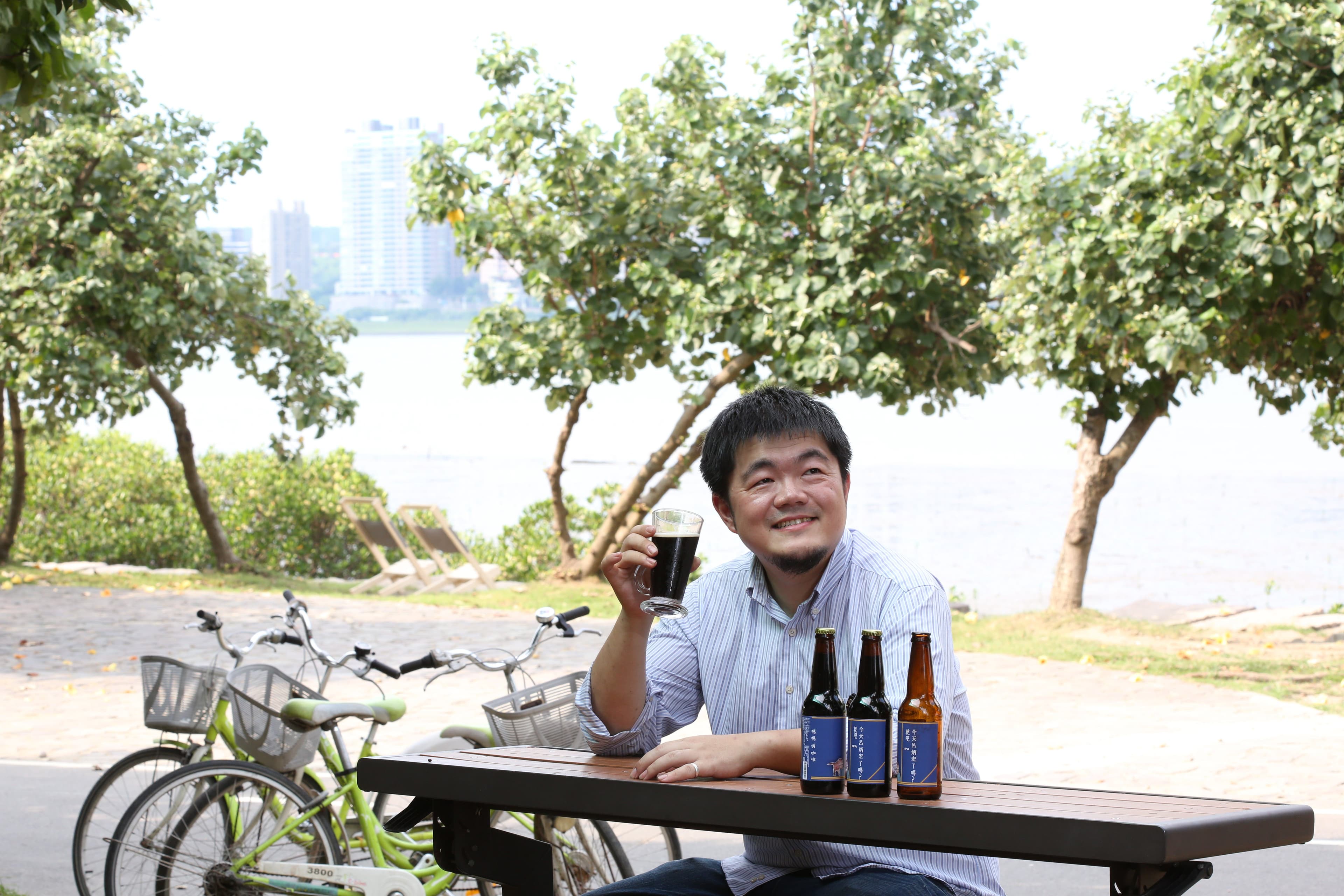 媽媽嘴老闆呂炳宏開釀酒課,首先就是教入門者學怎麼看酒標。