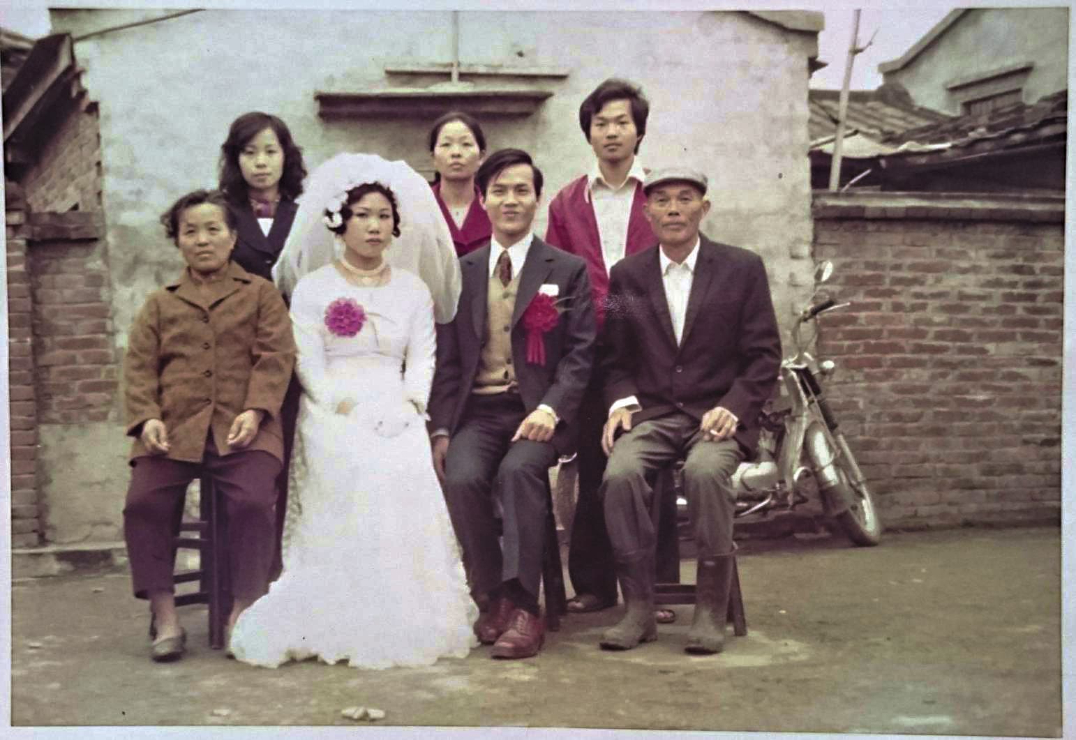 1974年魏德松結婚時,在新竹橫山老家巷口留下難得的家族合影。前排左起為母親、太太、魏德松、繼父,後排左起則是母親和前夫所生的二姊、大姊,以及和繼父所生的弟弟。(魏德松提供)