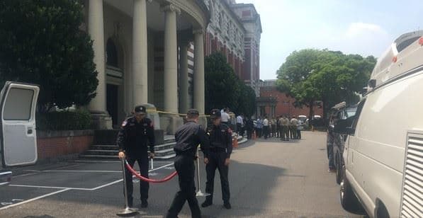 憲兵遭砍後，總統府周邊軍警也立即將維安再升高。