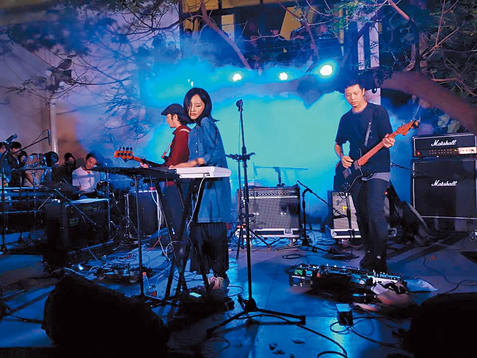 法蘭黛主唱法蘭(中)是樂團中詞曲創作的靈魂。(翻攝自法蘭黛臉書)