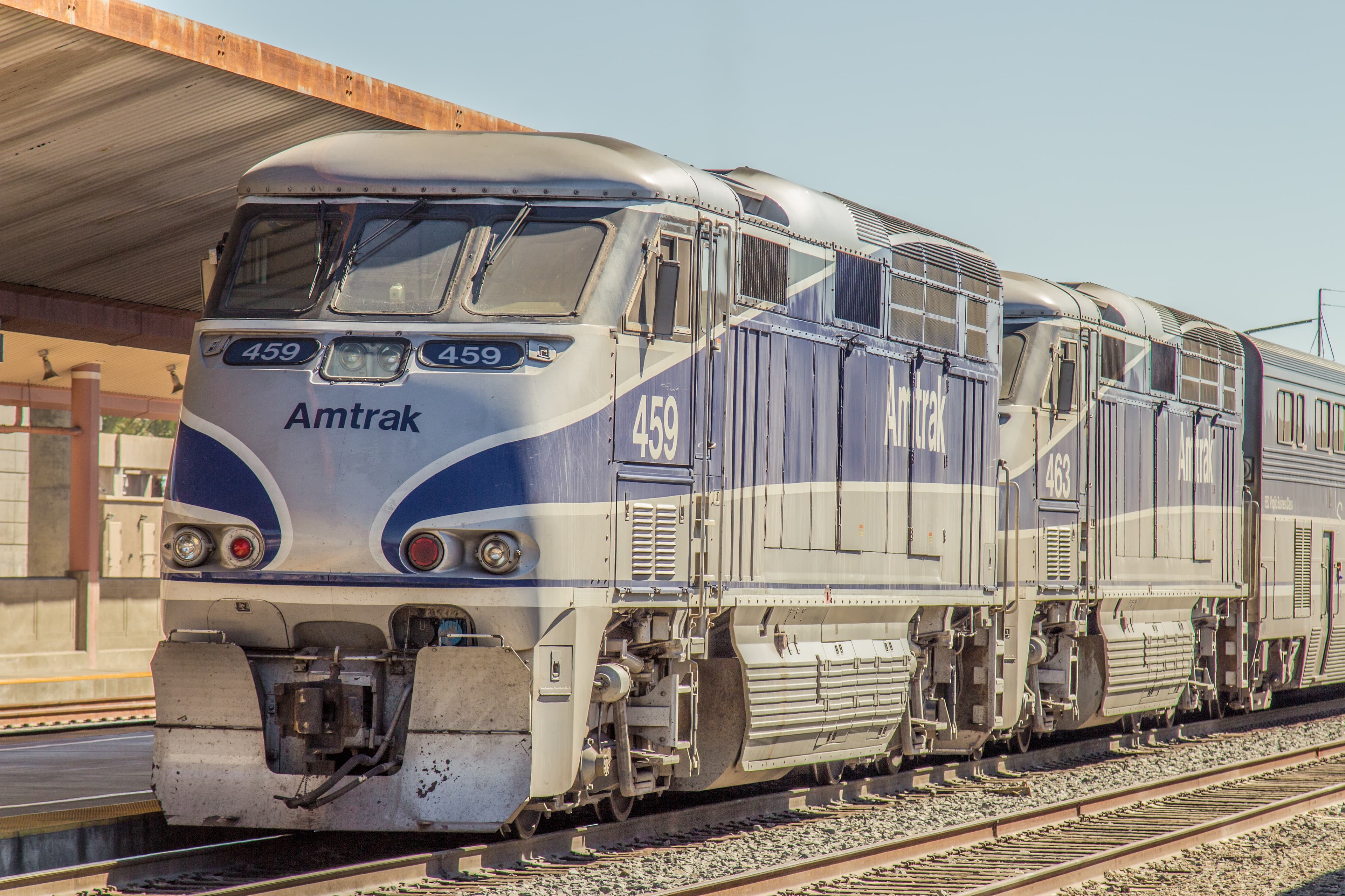 美國Amtrak鐵路運輸公司,一列雙機重連的列車停靠在站台旁。(東方IC)