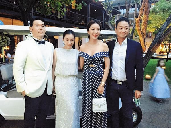 之前陳怡蓉(左二)的清邁婚禮,楊謹華(右二)帶著Ben(右一)見習,可見得雙方有多認定彼此。(翻攝自微博)