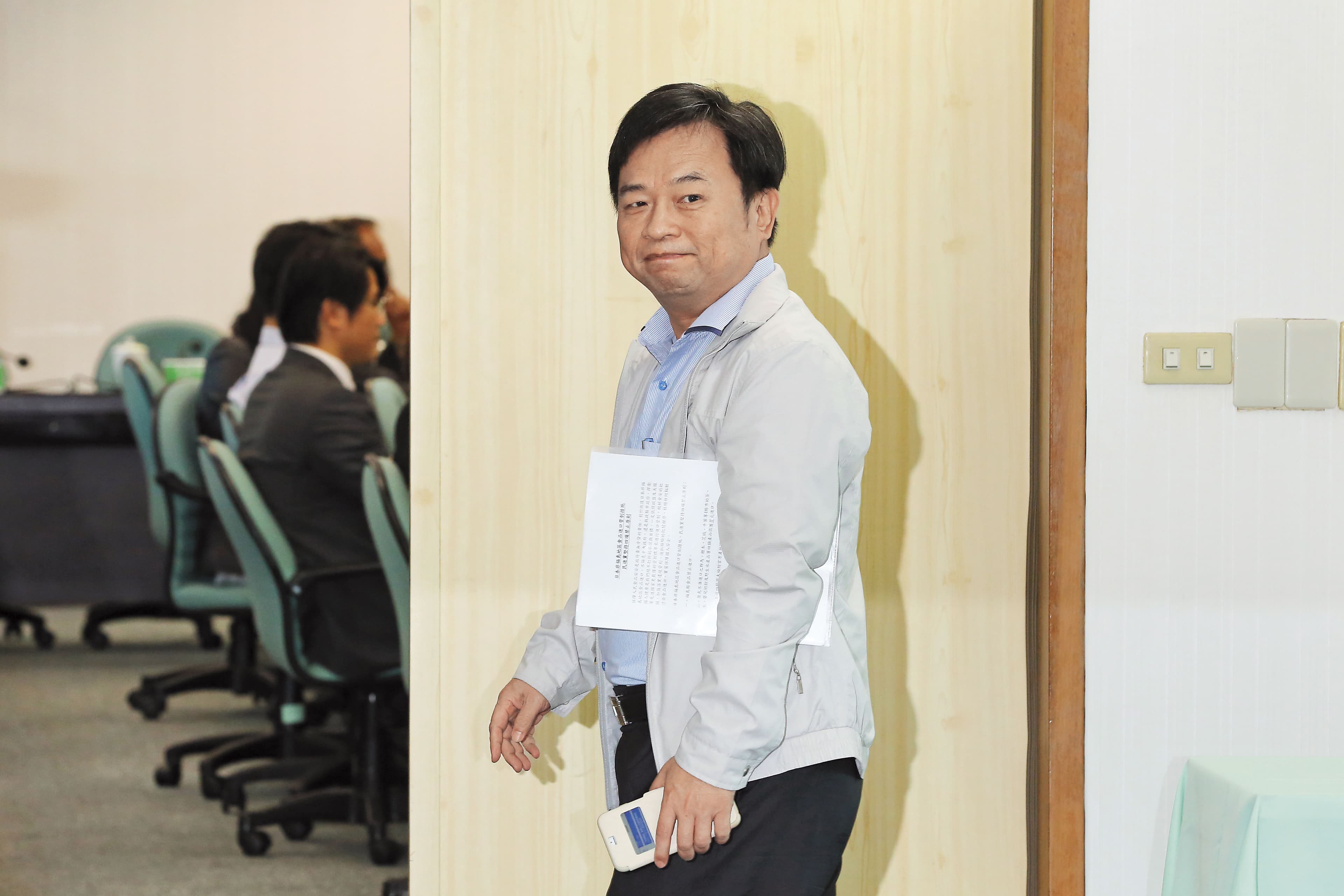 行政院副院長林錫耀是新潮流要角，這次力保中油董事長陳金德，引發民進黨非新系成員不滿。