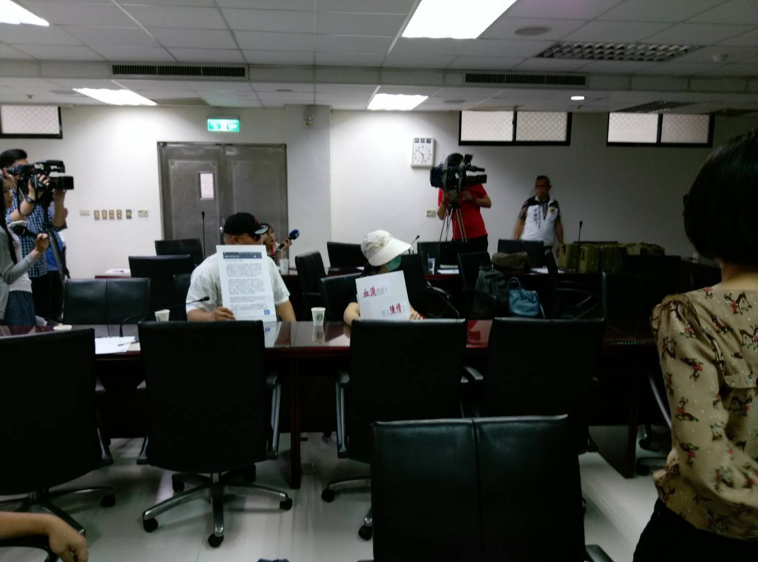 2名員工手持字牌,控訴馥宇行負責人說謊。