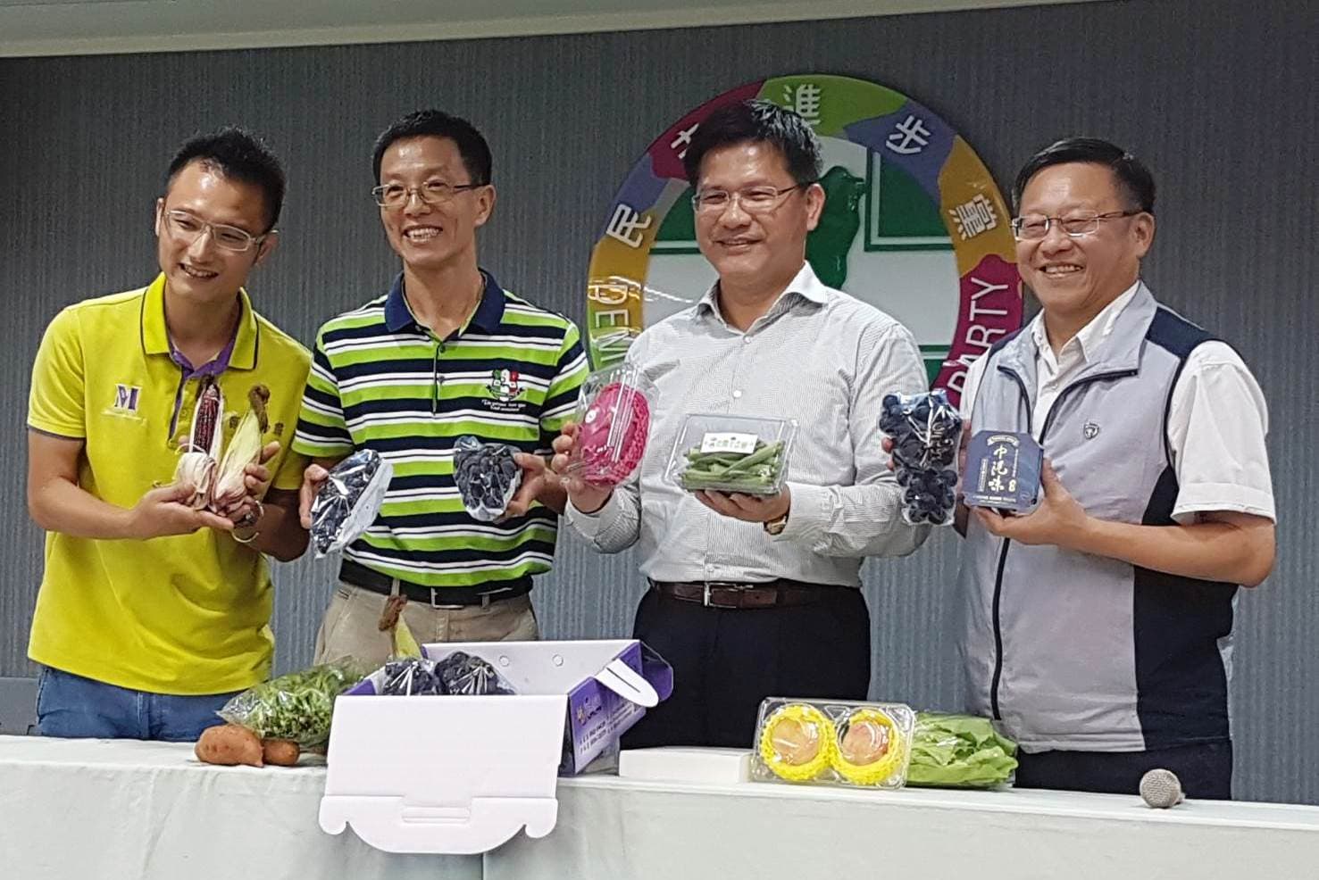 台中市長林佳龍(右2)今前往民進黨中執會報告「青年加農計畫」。(台中市政府提供)