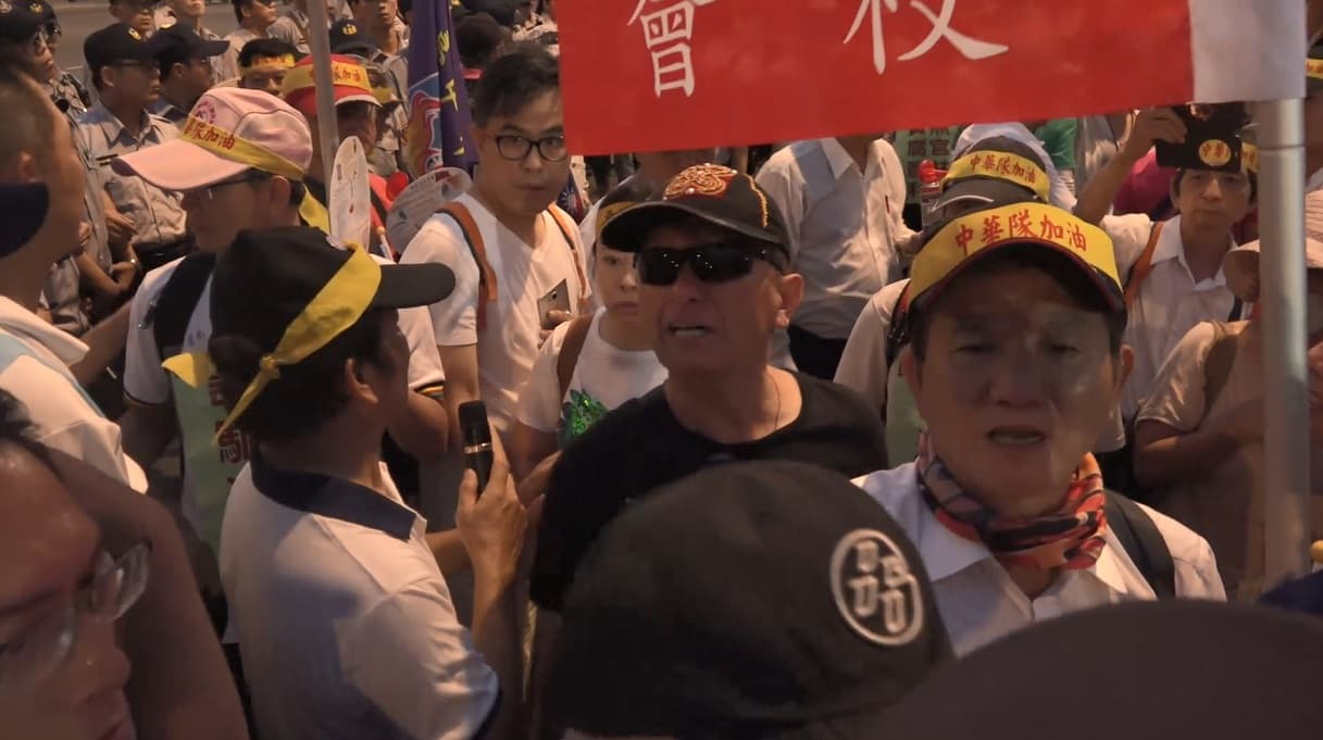 李彧彬在開幕前標罵員警,選手進場時又毆打萬華分局巡佐,被警方送辦。