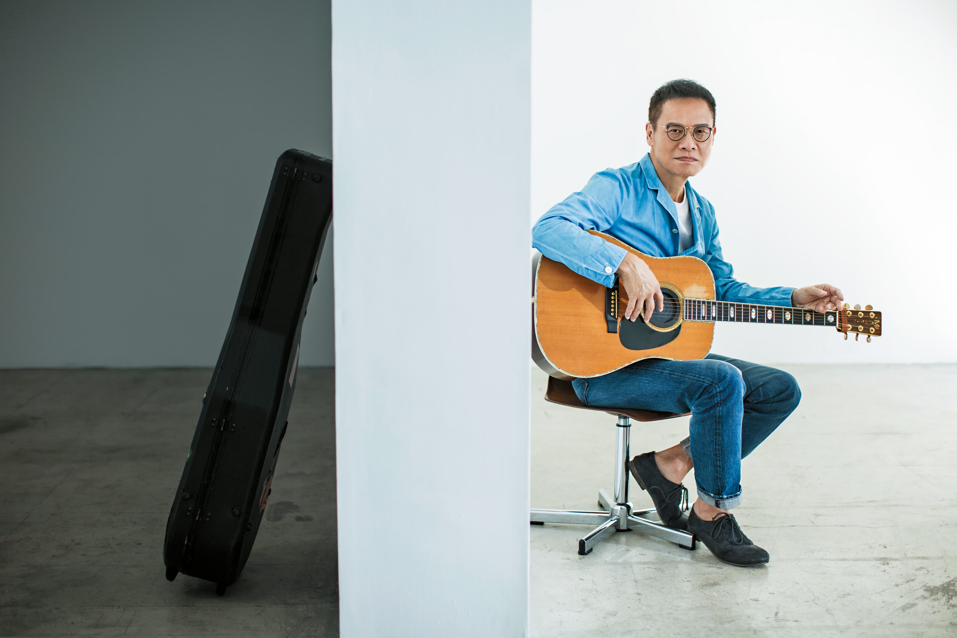 「吉他愈用聲音愈開,跟人的結合度愈來愈近。」羅大佑手上這把收藏多年的吉他是Martin D-45。