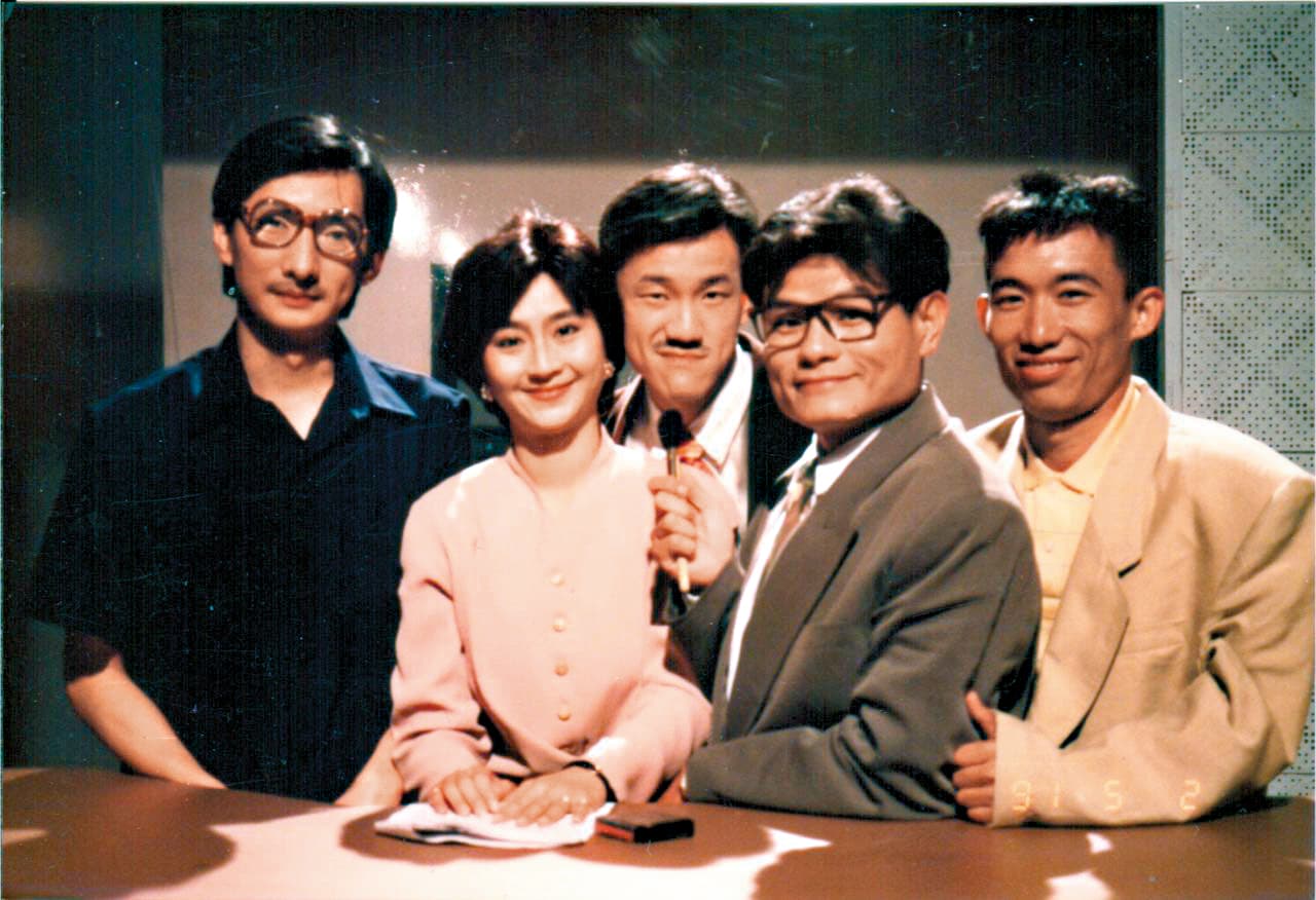 郭子乾（右）在電視節目《連環泡》成功從幕後走到幕前，奠定了他的演藝生涯。左起九孔、楊麗音、陳為民、許效舜。（郭子乾提供） 