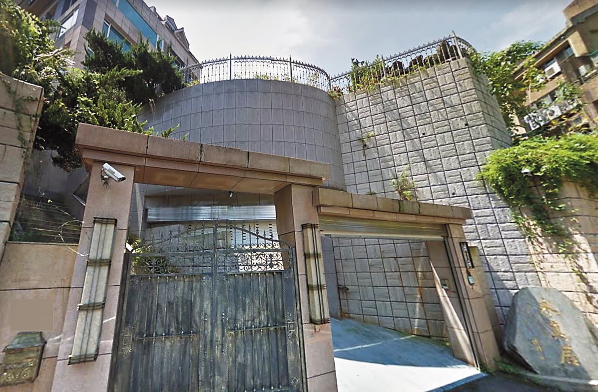 這天原來是郊遊日,李朝永和獅奶奶帶著孫輩小女孩去了仙跡岩附近,然後又共進午餐,溫馨如祖父母遛孫兒天倫樂。(讀者提供)