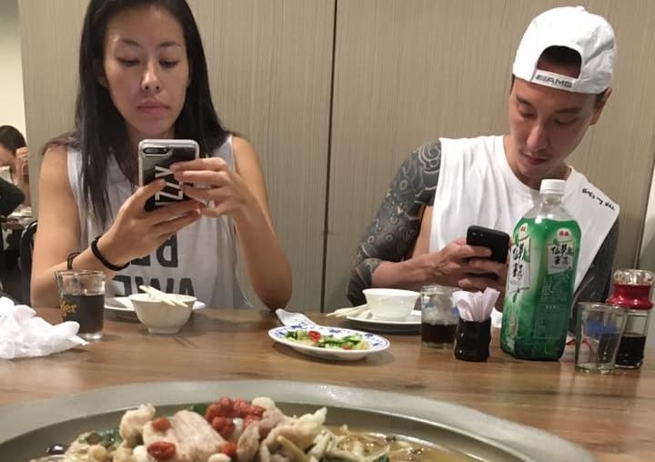 王陽明跟老婆蔡詩芸外出吃熱炒各自滑手機,似乎非常忙碌。