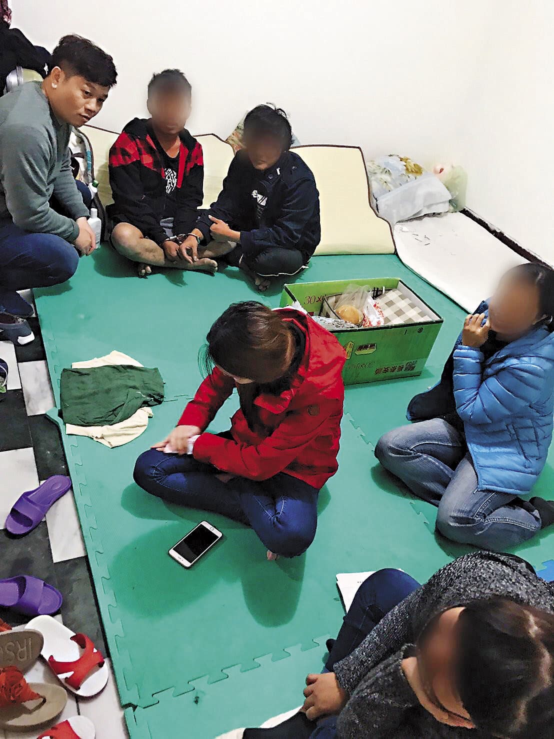 逃逸外籍移工衍生出的黑戶寶寶問題,至今仍無解。圖為移民署專勤隊逮捕逃逸移工。(警方提供)