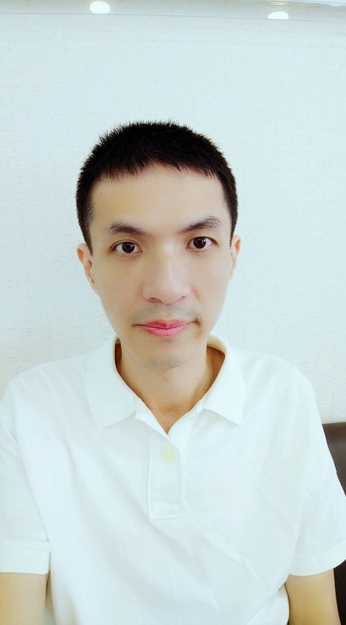 男裝打扮的陳小逼模樣清秀。(陳小逼提供)