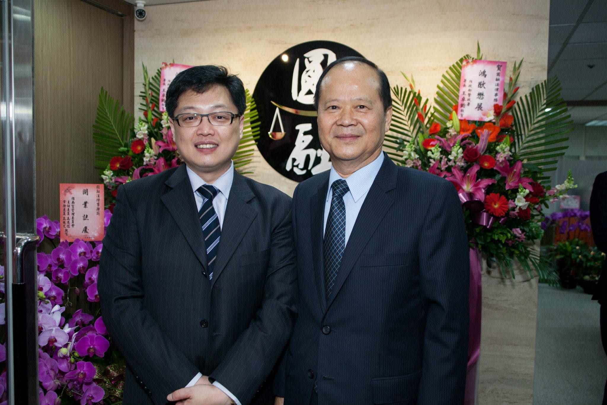 胡原龍(左)曾任職新竹、桃園及台北地檢署,後來借調陸委會擔任法政處副處長,曾參與在台北圓山飯店舉行的第6次「江陳會談」。