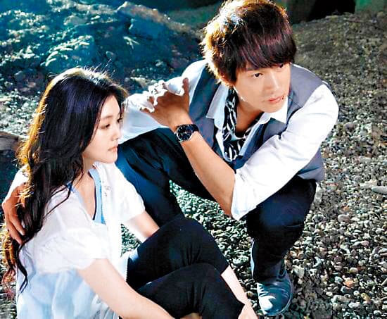 何潤東(右)曾和大S(左)合作《泡沫之夏》,飾演霸道總裁歐辰,並非現在的暖男形象。