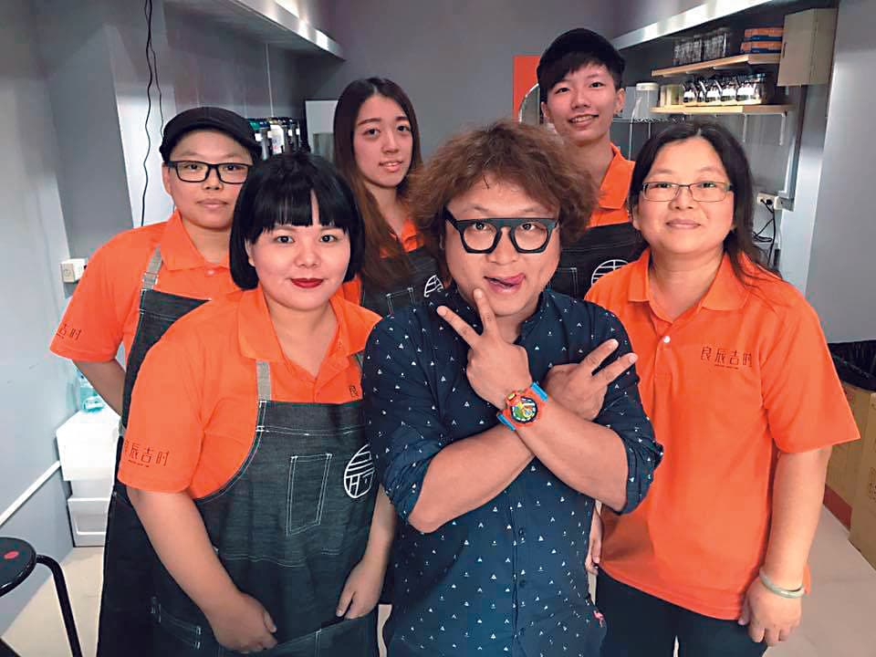 納豆曾被媒體直擊他8月週末夜開吃2女,和兩名長髮正妹在自家烤肉店大快朵頤。