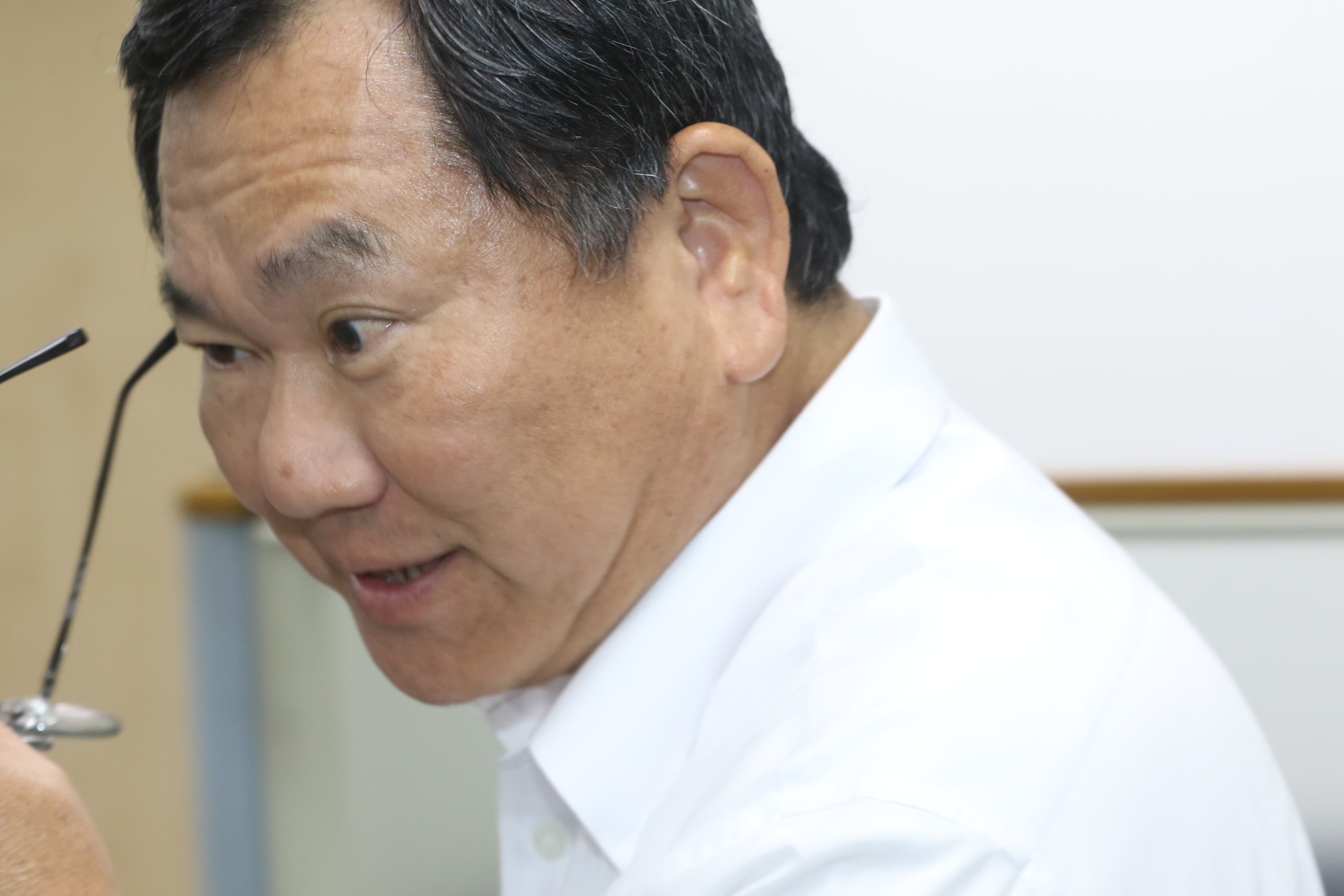 民進黨選對會召集人陳明文日前視網膜剝離，今天他到民進黨開中執會前，特地摘下眼鏡讓媒體拍他的眼睛。