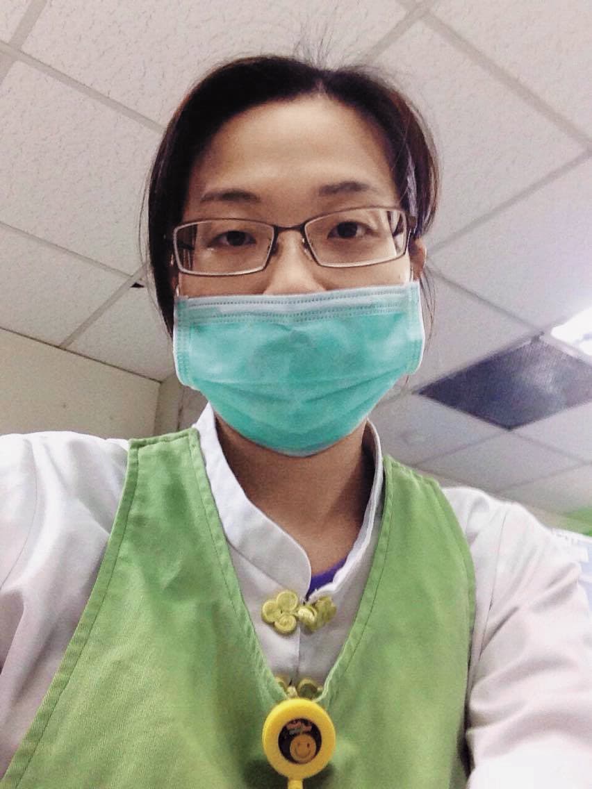 臨床護理工作常讓蔡佾姿忙到連喝水的時間都沒有,眼皮都快撐不開。(蔡佾姿提供)