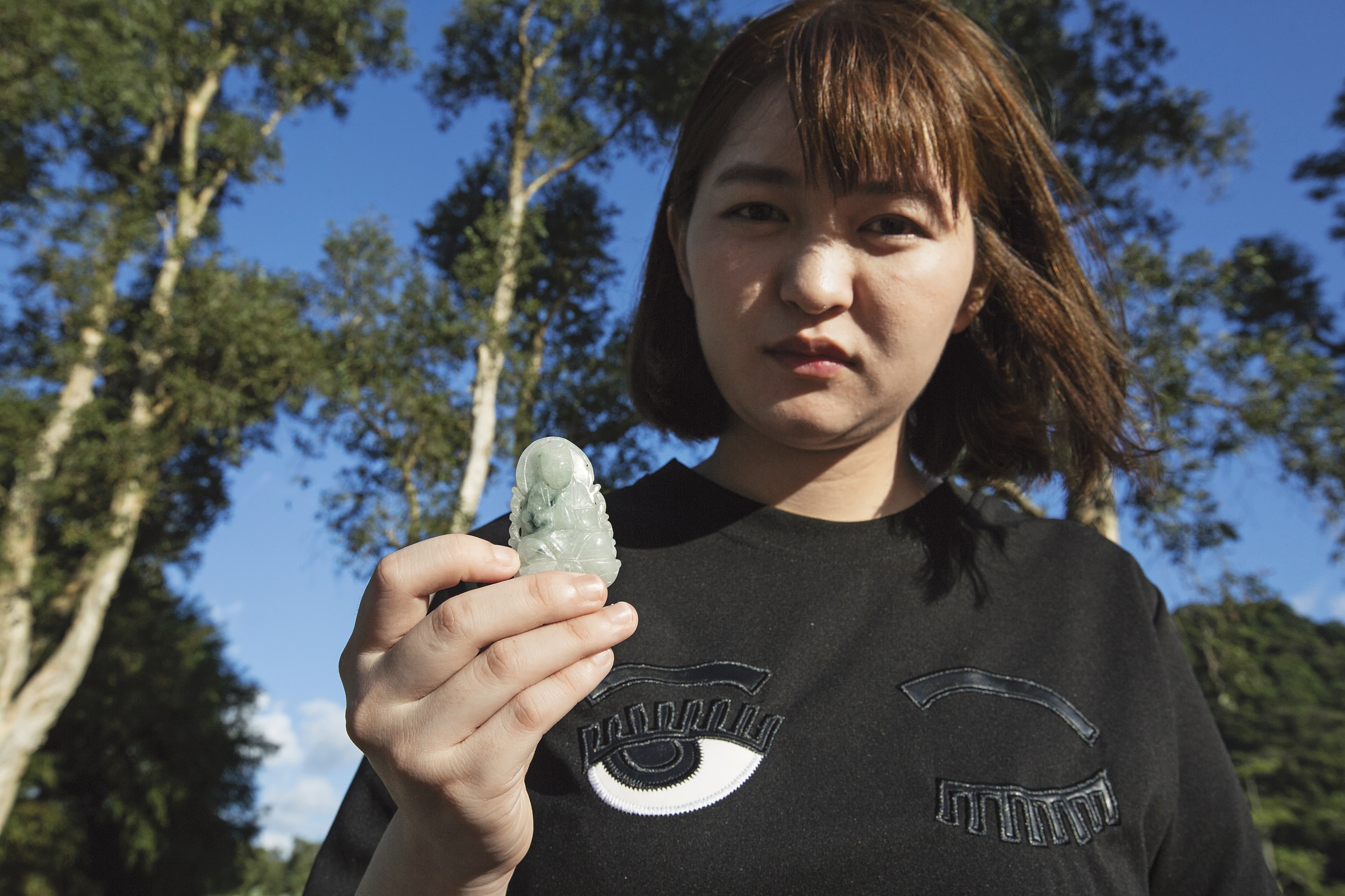 當年房屋幾乎全毀，王黛儀手上的玉佩是瓦礫堆中撿拾回來的母親遺物。