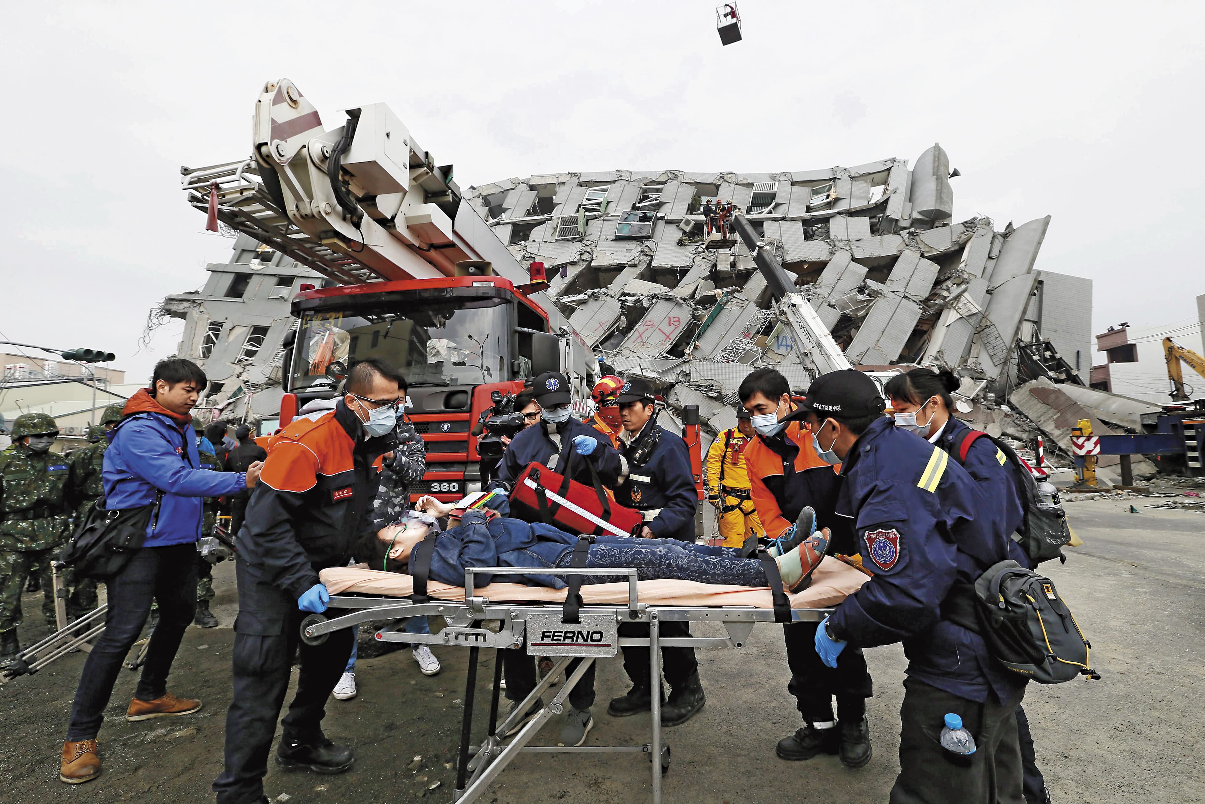 地震、土壤液化,造成房屋倒塌,讓許多民眾畢生積蓄化為灰燼。(東方IC)