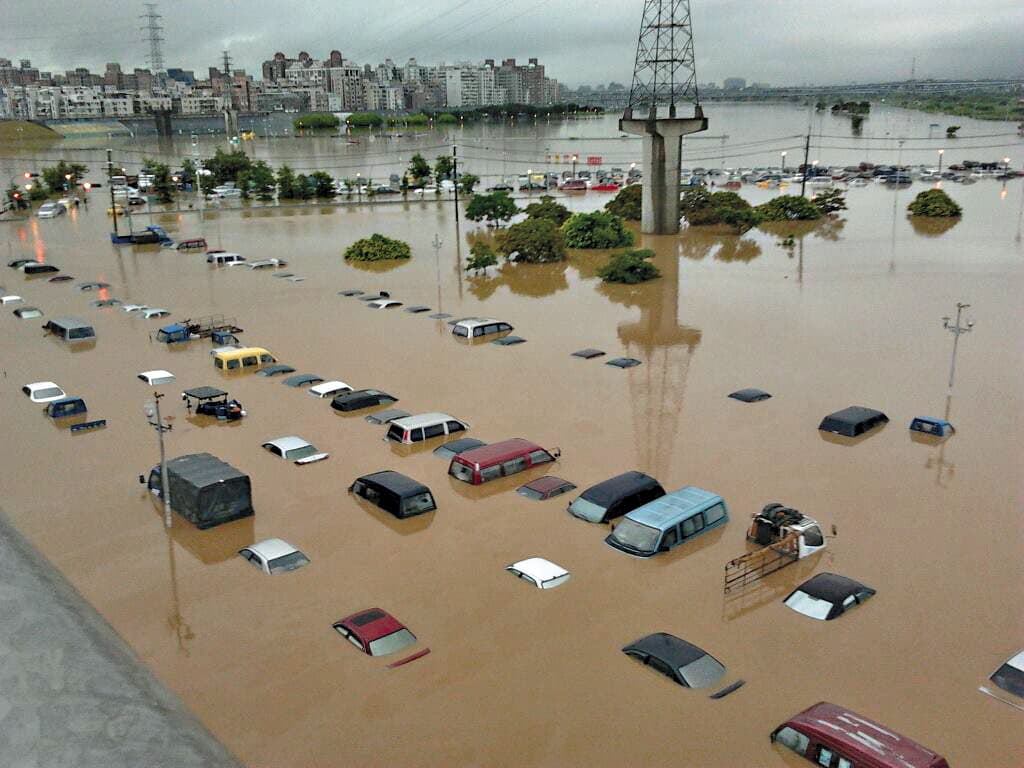 不只颱風,現在連豪大雨都出現「雨彈」,造成各地大淹水。(翻攝自小老婆汽車網)