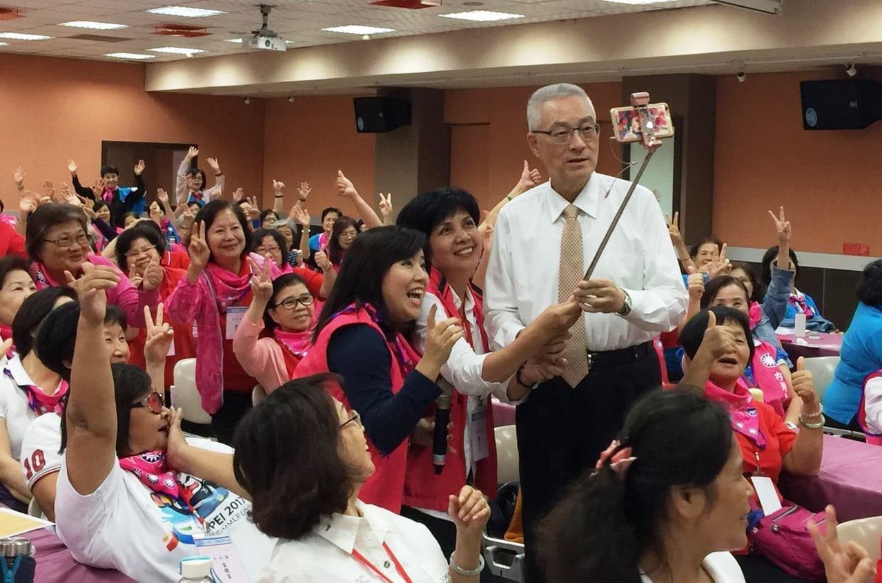 吳敦義今出席國民黨台北市婦工總會輔選戰將成長營時,與熱情支持者自拍。