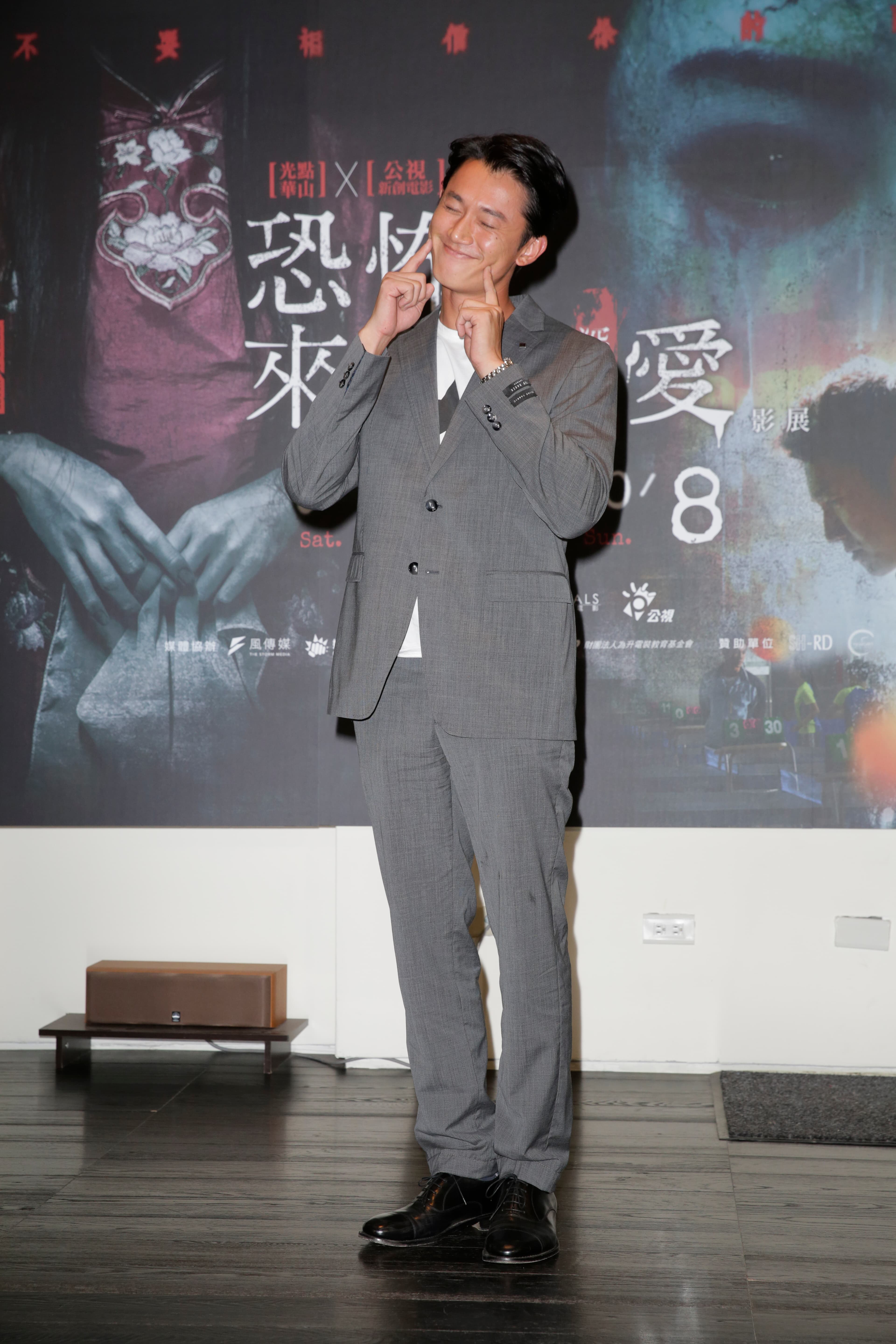 媒體要求吳慷仁擺個恐怖的表情和姿勢,原來吳慷仁的恐怖卻是賣萌,把全場都笑歪了。