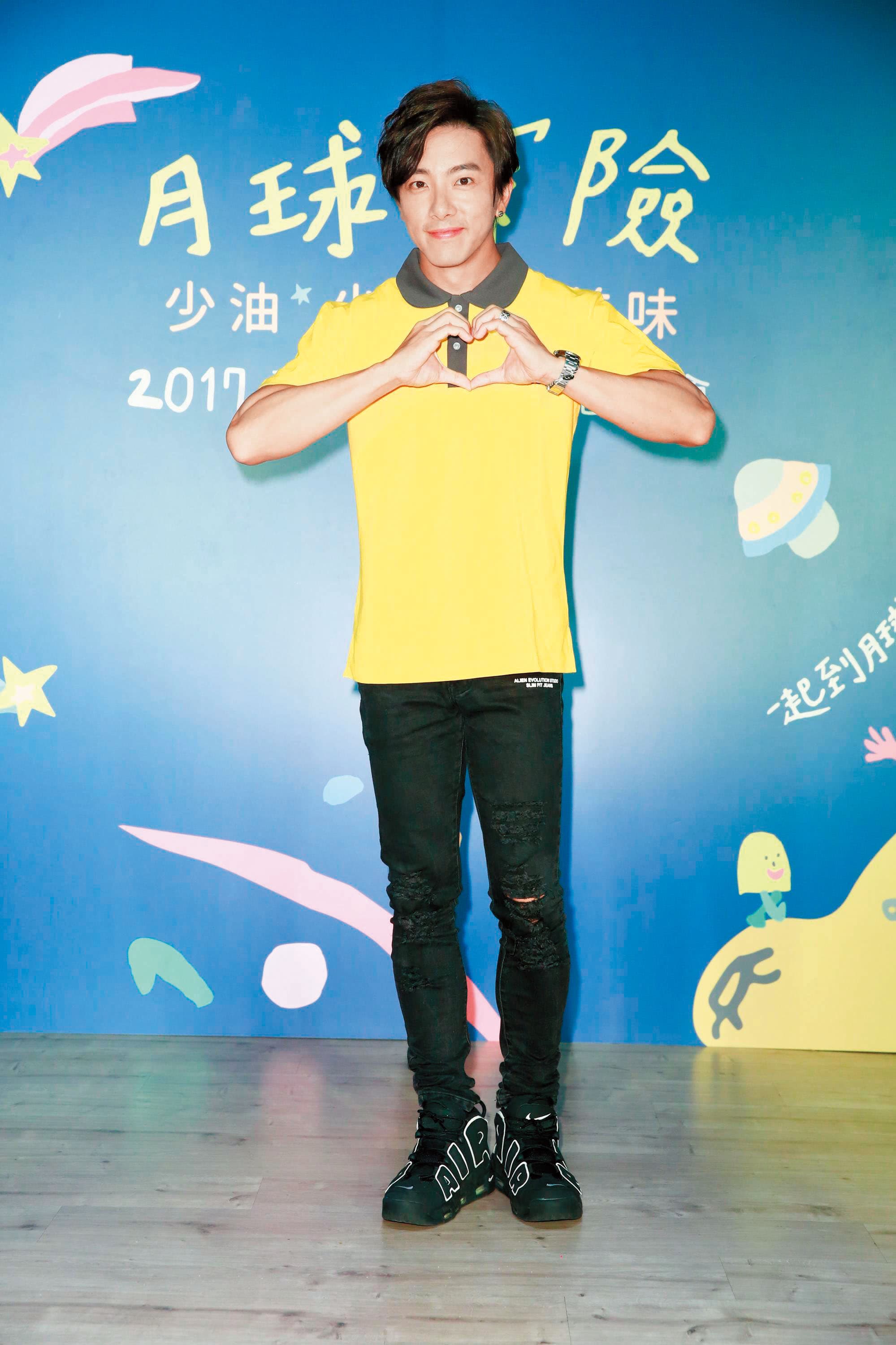 坤達與陳意涵分手後,與陳的好姐妹柯佳嬿交往,陳意涵脫口說:「好像換妻俱樂部」,發覺失言向2人道歉,表示如果是自己聽到也會不高興。