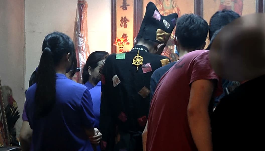 一群人不滿假濟公騙財色登門討公道,一度引來警方關切。
