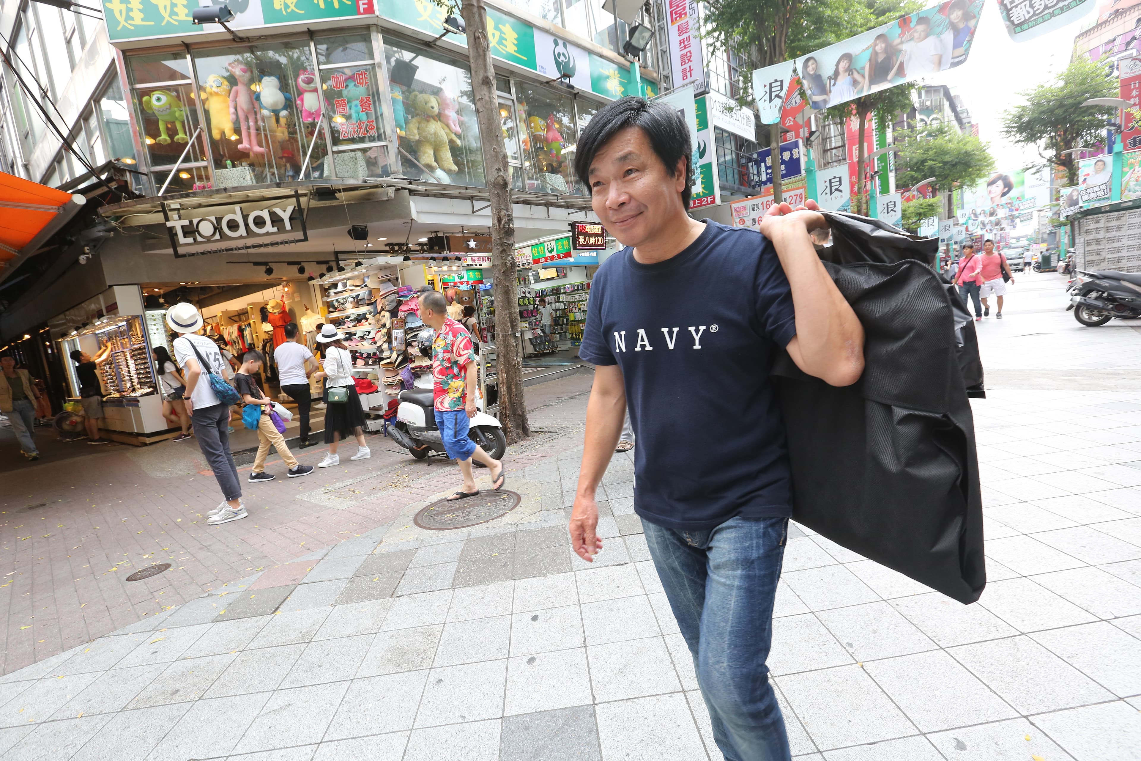 洪便當雖然已年過60歲，卻仍懷抱歌星夢。