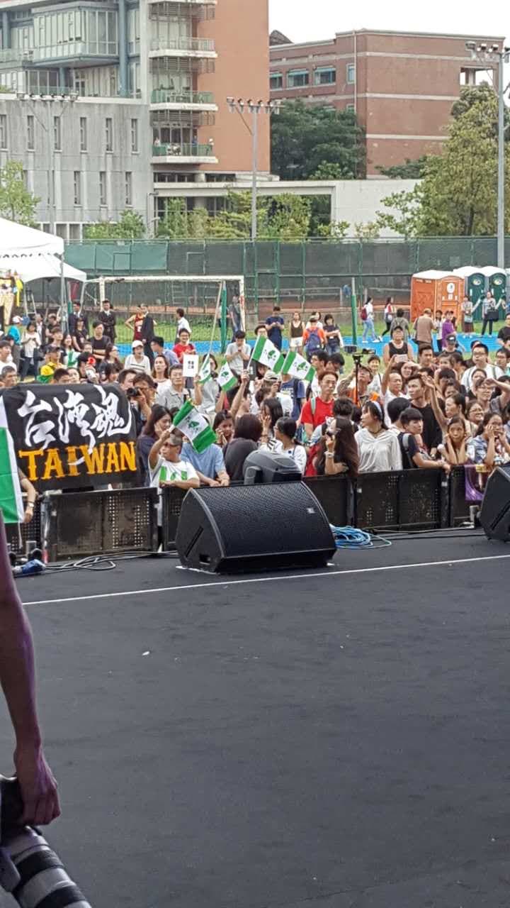 今天在國立台灣大學舉辦「2017中國新歌聲上海.台北音樂節」活動,學生及抗議團體在場外繫白布條抗議甚至引發肢體衝突,霸佔舞台、撒冥紙,嚇得台灣歌手唱到一半趕緊撤離。