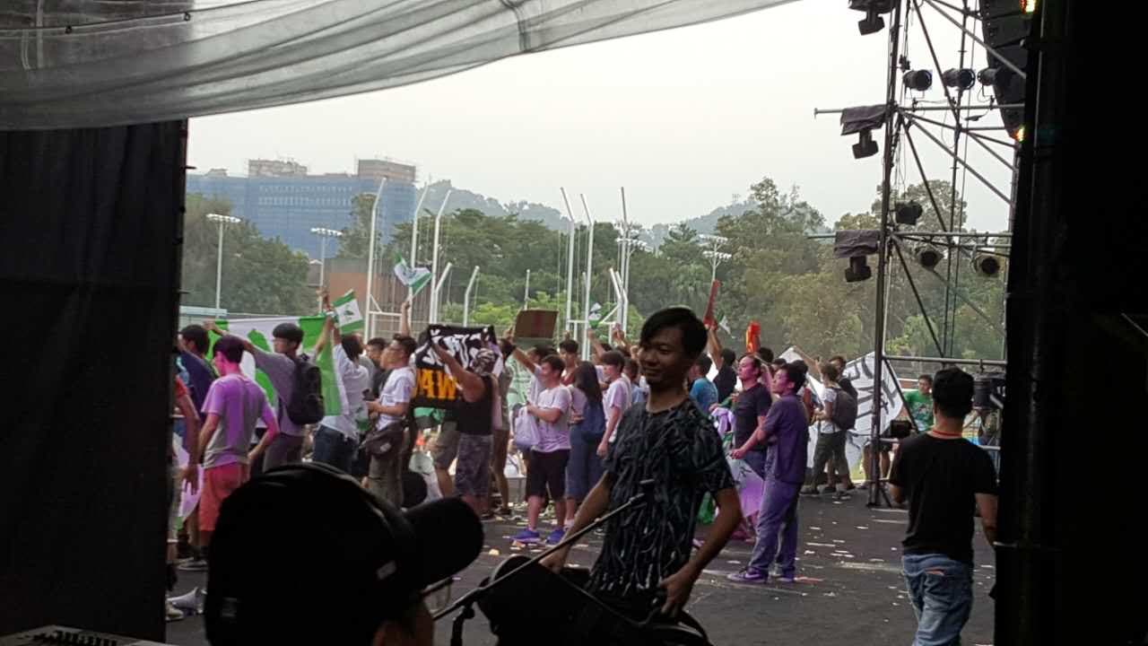 今天在國立台灣大學舉辦「2017中國新歌聲上海.台北音樂節」活動,學生及抗議團體在場外繫白布條抗議甚至引發肢體衝突,霸佔舞台、撒冥紙,嚇得台灣歌手唱到一半趕緊撤離。