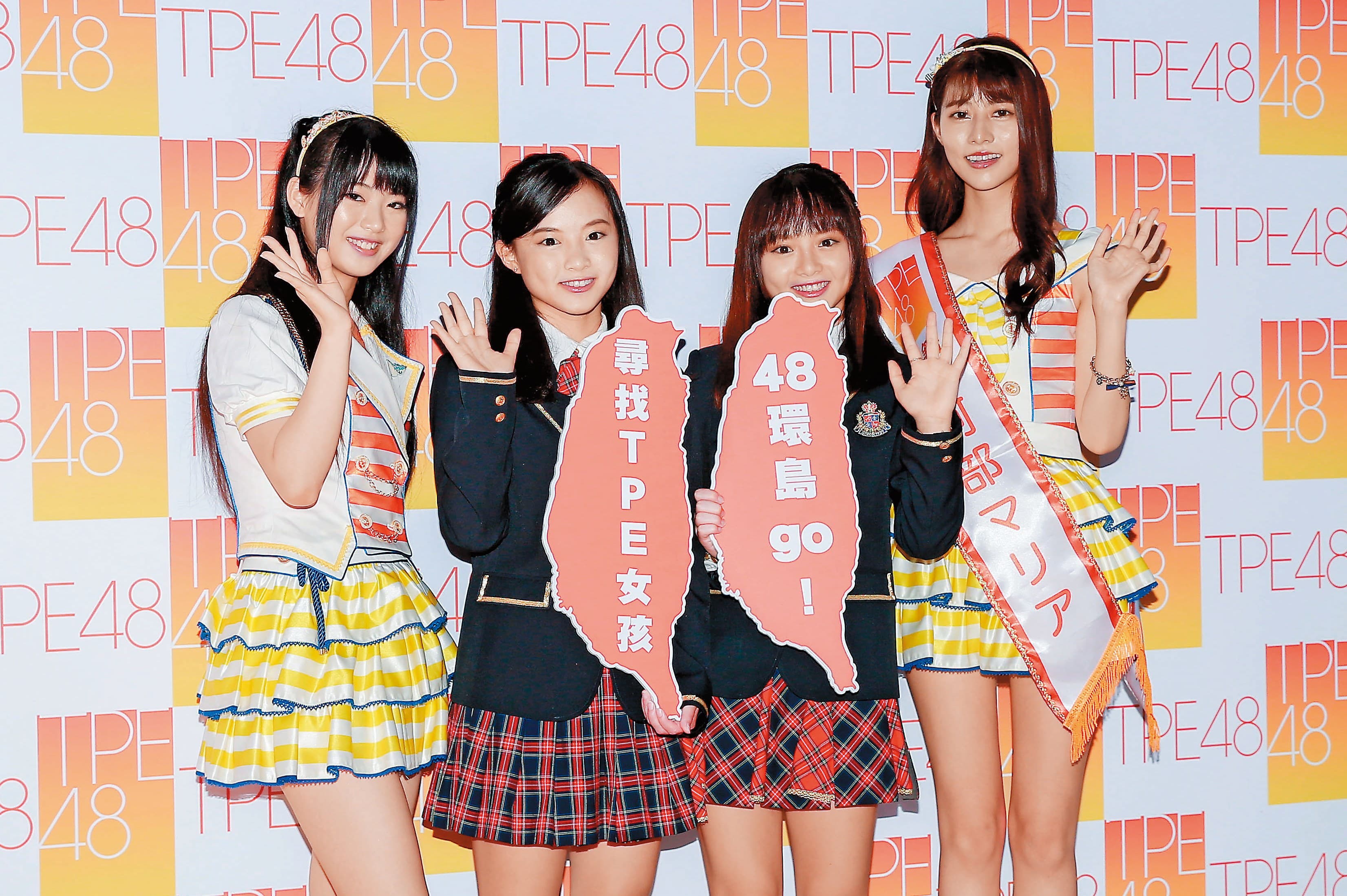 TPE48開始接受報名,台灣練習生陳詩媛(左二)、陳詩雅(右二)巡迴台灣宣傳活動,阿部瑪利亞(右)和馬嘉伶(左)替她們加油。(林弘斌攝)