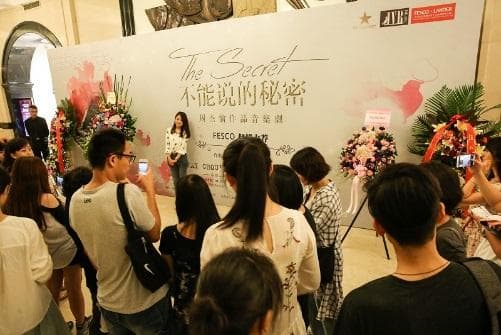 北展劇場重演音樂劇《不能說的祕密》,粉絲排隊在入口背板前合照留念。
