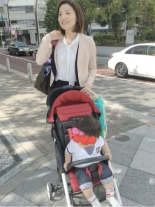 自民黨眾議員金子惠美，今年六月被週刊踢爆，用公務車接送兒子上托兒所，意外掀起國會議員與國會助理，不適用勞動基準法、無法享有育嬰假的論戰。（翻攝自金子惠美部落格）