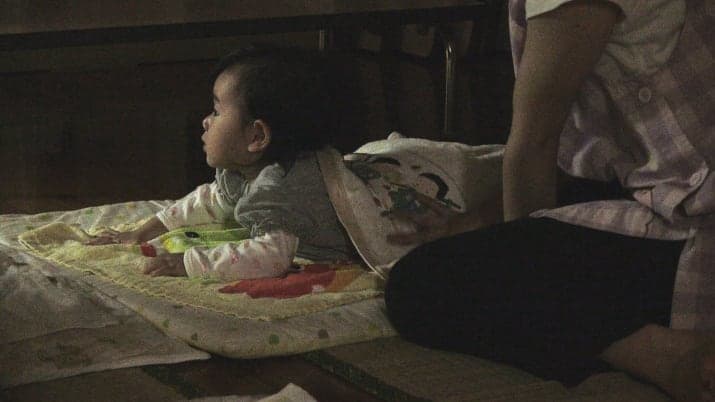 日本在1981年開放夜間托兒制度,目前全國共有82所夜間保育園。但一般大眾對於夜間托兒,仍抱持著家長從事特種行業或單親媽媽的偏見,使得制度難以有效被利用。(翻攝自電影《夜間もやってる保育園》臉書)