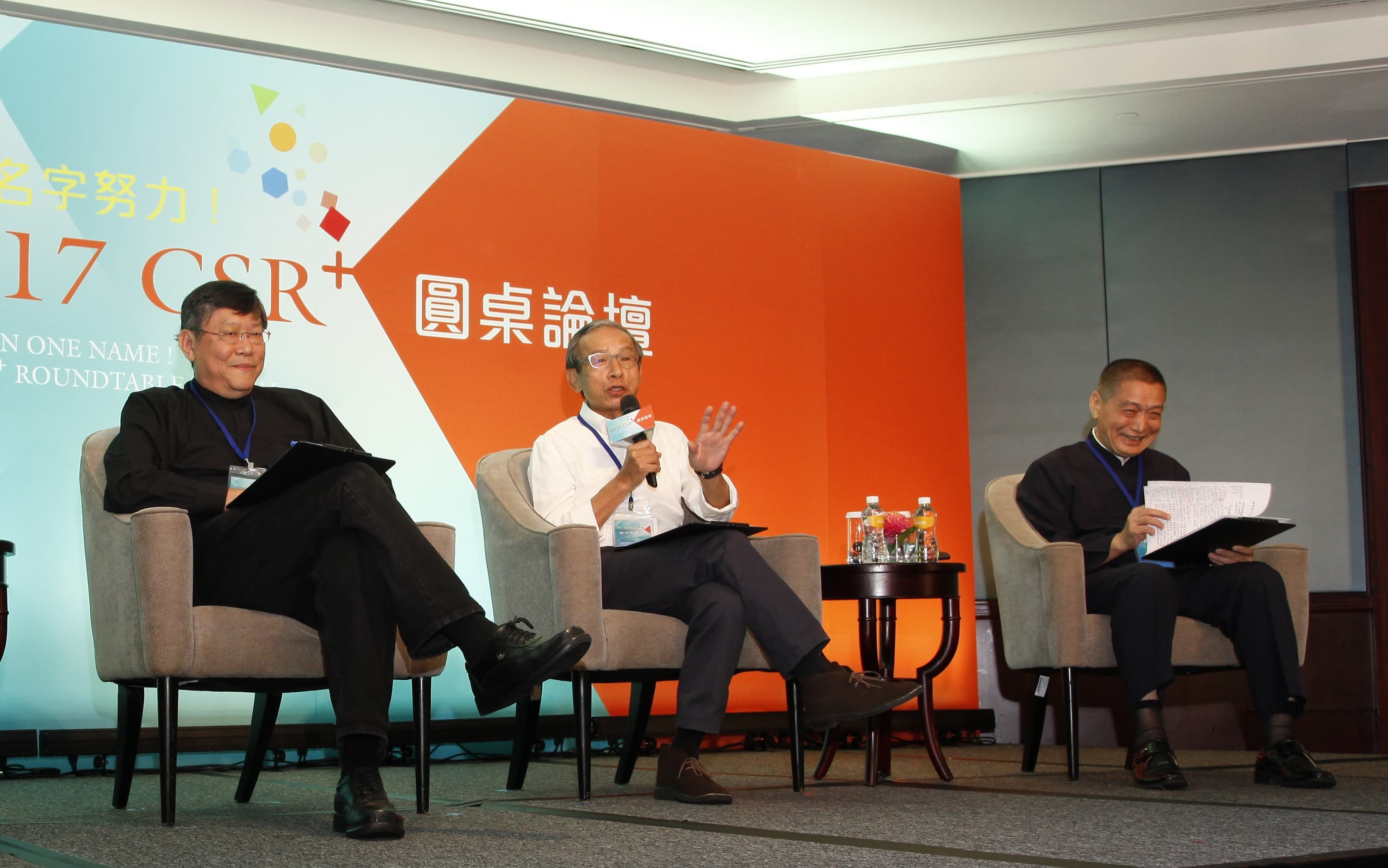 為「誠信」努力座談，政治大學商學院教授李瑞華（左）、知名導演吳念真（中），以及孝廉文化聯合會執行長黃柏霖（右）共同與談。（昇恆昌提供）