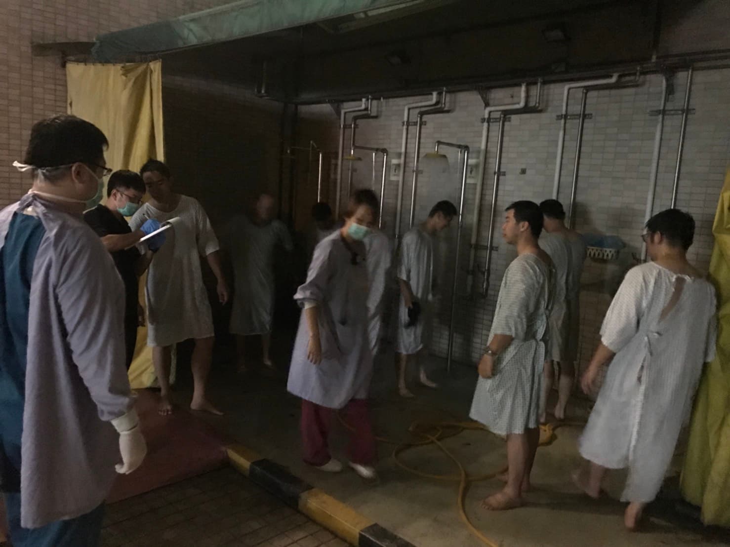 消防人員前往燿華電子廠救火,反有11人掛彩送醫。(翻攝畫面)