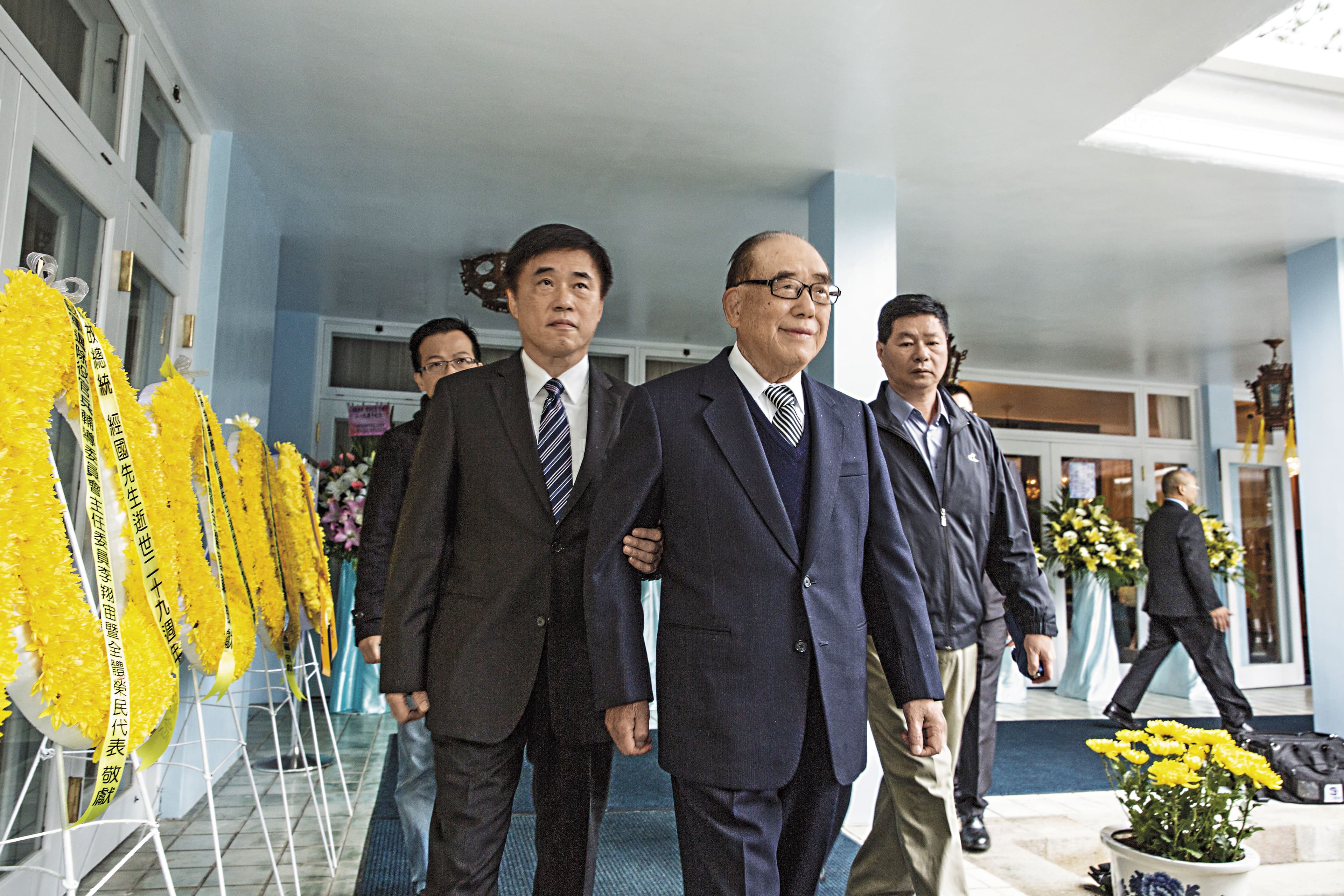 前行政院長郝柏村是抗日英雄,近年來在大陸備受禮遇,郝龍斌除了承接父親立場外,他因擔任紅十字會祕書長、台北市長與大陸建立互信、務實合作管道。