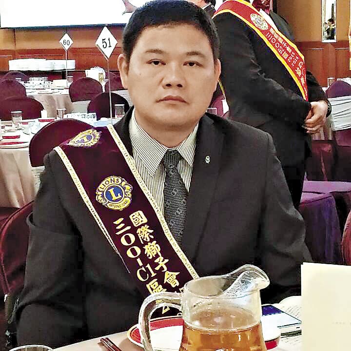 兆基負責人梁俊仁曾被爆賣過期多年的肉品,他竟還聲稱「肉凍再久都能吃」。(翻攝梁俊仁臉書)