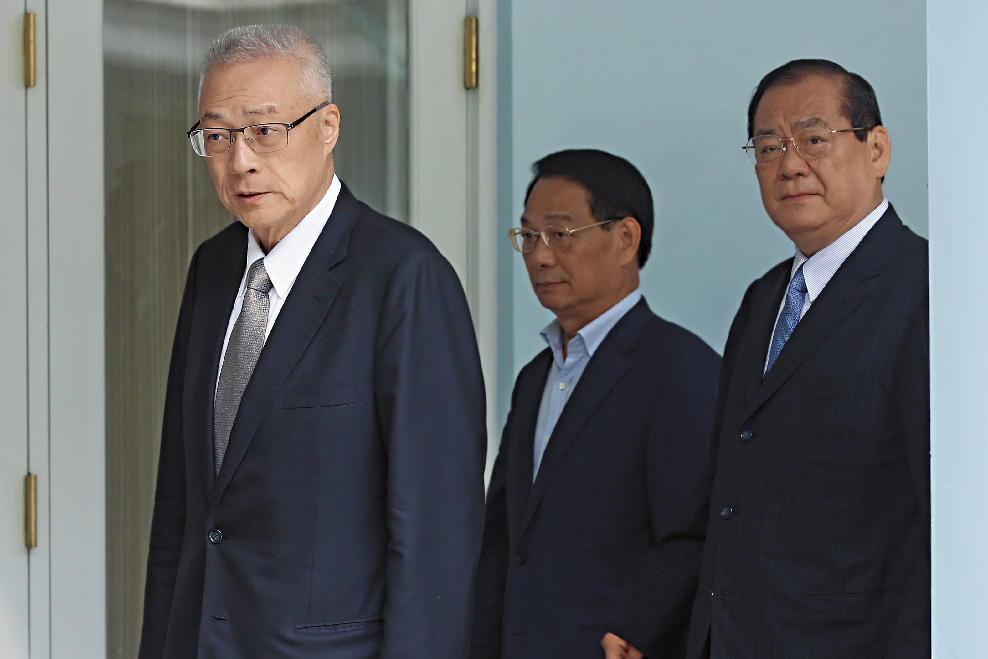 吳敦義（左）接任主席馬上任用與郝龍斌關係不佳的曾永權（左）為祕書長，大大削弱郝在黨內的影響力。