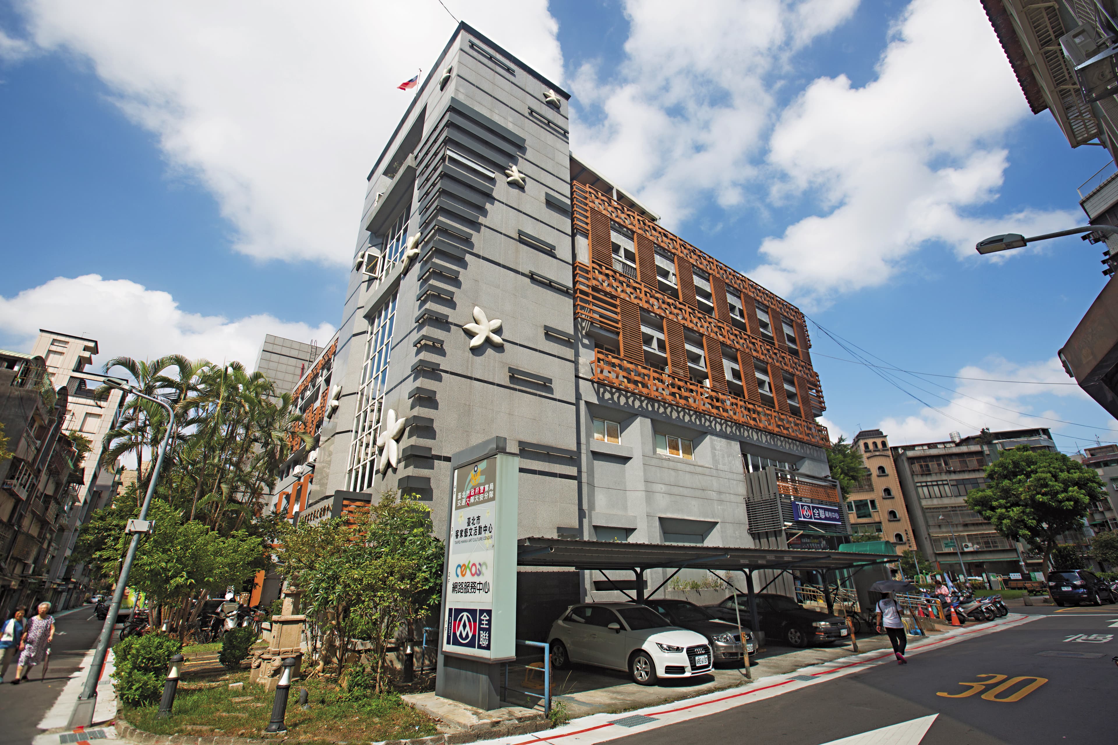 民榮超市大樓外牆約8成面積都採聚乙烯材質的節能飾板包覆。