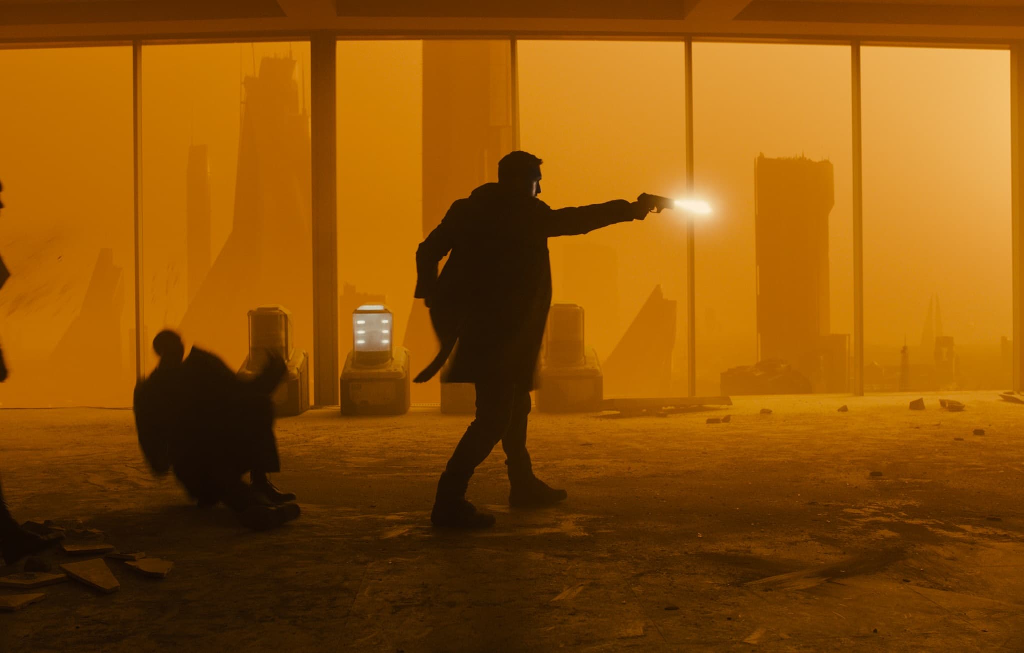 《銀翼殺手2049》的影像風格,明顯向《銀翼殺手》致敬,萊恩葛斯林也跟前一集的哈里遜福特一樣,只看到身影而看不清臉。(索尼提供)