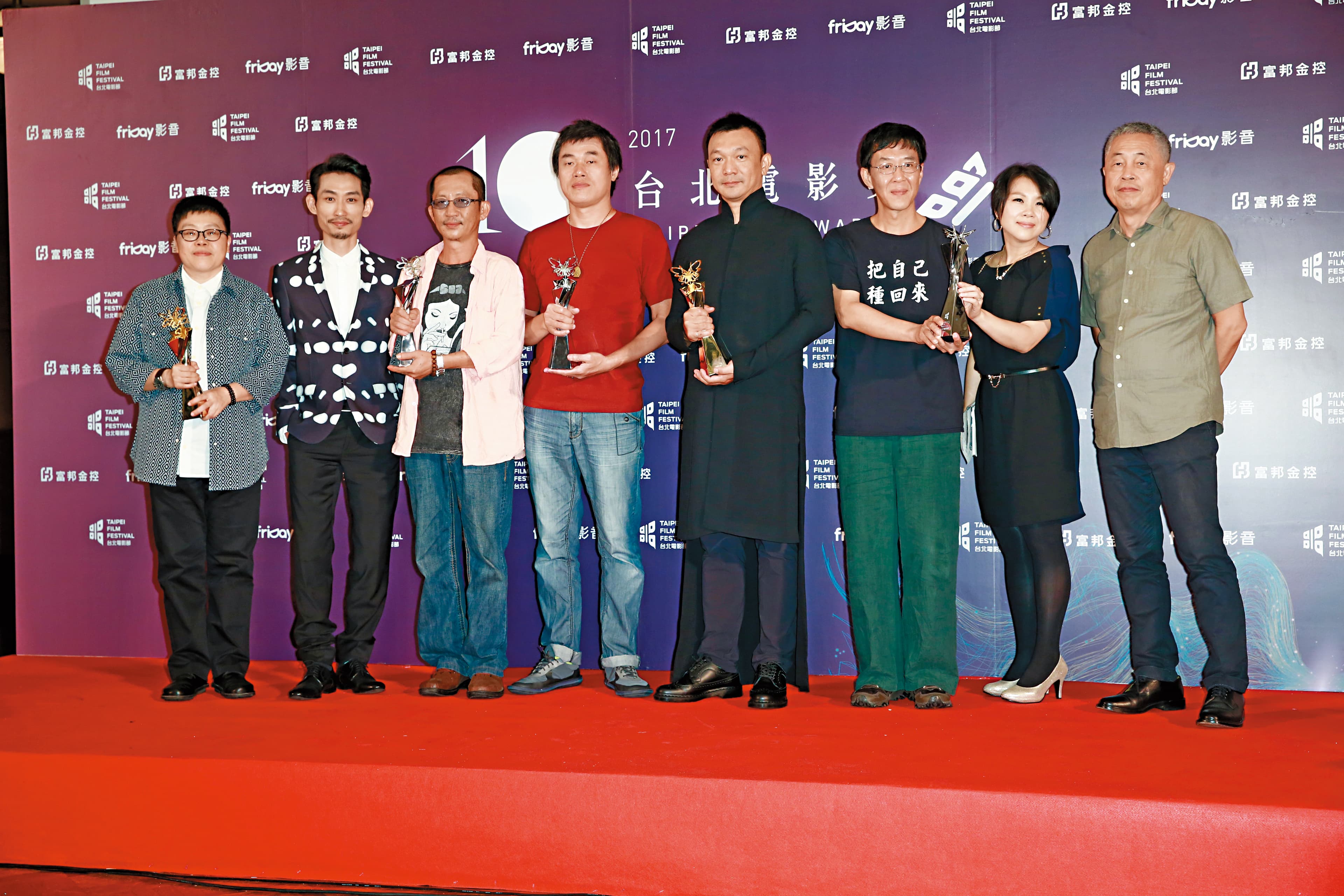 葉如芬監製(左一)、黃信堯(右四)執導的《大佛普拉斯》獲台北電影獎百萬首獎與最佳劇情長片、美術設計、配樂剪輯等5項獎。