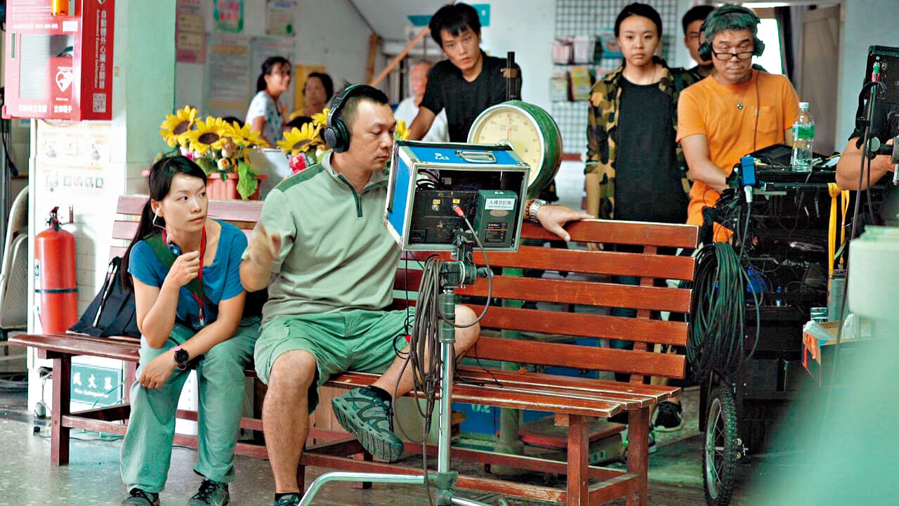 有專業團隊當後援,黃信堯(前左二)執導《大佛普拉斯》更敢大膽發揮創意。(甲上提供)